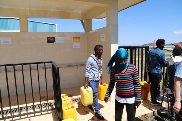 Trinkwasser- und Waschstation einer Siedlung in Sululta, die vom Internationalen Roten Kreuz mit Unterstützung von Nestlé aufgebaut wurde.