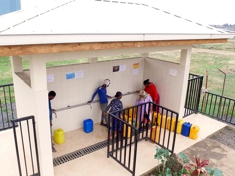 Trinkwasser- und Waschstation einer Siedlung in Sululta, die vom Internationalen Roten Kreuz mit Unterstützung von Nestlé aufgebaut wurde.