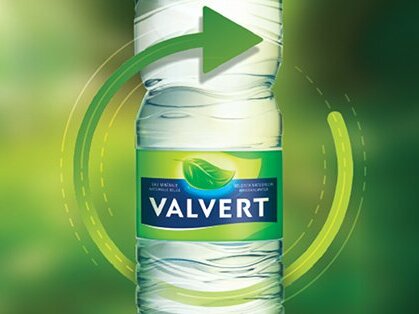 Nestlé Waters: Das belgische Mineralwasser Valvert präsentiert eine Flasche, die zu 100 Prozent aus recyceltem PET hergestellt wird.