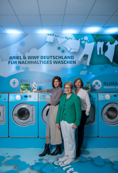 Influencerin Marie Nasemann, Gabriele Hässig, Geschäftsführerin Kommunikation & Nachhaltigkeit P&G DACH (Mitte) und Heike Vesper, WWF Deutschland, (rechts) eröffnen den ersten Kaltwaschsalon in Hamburg,