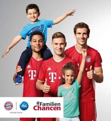 FC Bayern München Spieler Serge Gnabry, Joshua Kimmich und Leon Goretzka und Kids freuen sich auf die neue #FamilienChancen-Saison;