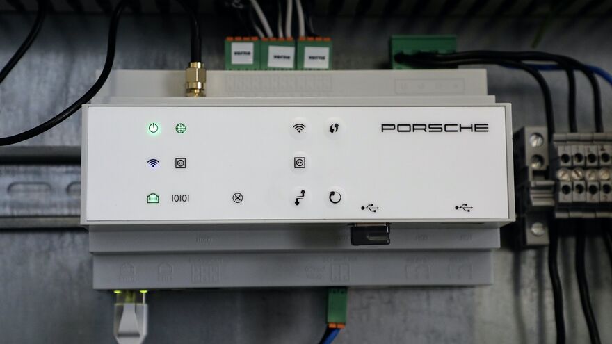 Der Porsche Home Energy Manager überwacht den Energie- und Stromverbrauch. Er schützt den Hausanschluss vor Überlastung („Blackout-Schutz“) und ermöglicht die Nutzung von Smart-Charging-Funktionen. 