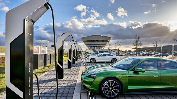 Der neue Schnellladepark Porsche Turbo Charging in Leipzig mit zwölf Schnellladesäulen.