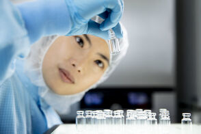 Sicher verpackt: Aus dem pharmazeutischen Glasrohr von SCHOTT werden hochwertige Spritzen, Karpulen, Fläschchen oder Ampullen hergestellt, um einfache sowie hochkomplexe Medikamenten sicher aufzubewahren.