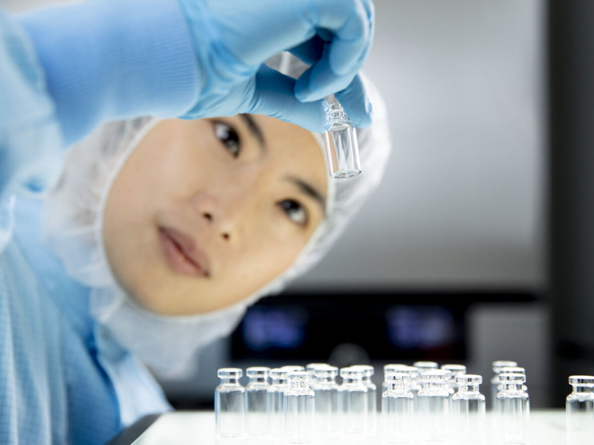 Sicher verpackt: Aus dem pharmazeutischen Glasrohr von SCHOTT werden hochwertige Spritzen, Karpulen, Fläschchen oder Ampullen hergestellt, um einfache sowie hochkomplexe Medikamenten sicher aufzubewahren.