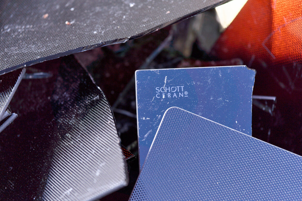 Laut SCHOTT Berechnungen werden deutschlandweit jährlich rund 1,3 Millionen alte Glaskeramik-Kochfelder ausgemustert, das entspricht etwa 4.000 Tonnen Glaskeramik.