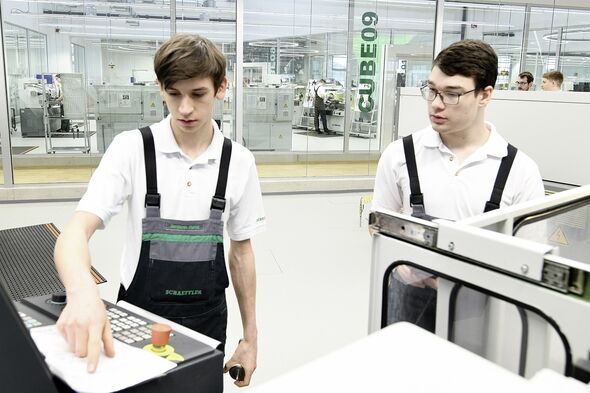 Moderne Ausbildung im neuen Ausbildungszentrum von Schaeffler am Standort Schweinfurt: Die Auszubildenden zum Industriemechaniker Benjamin Marek (links) und Jonas Bocklet an einer CNC-Fräsmaschine.