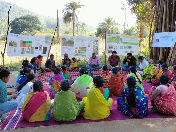 Im Rahmen des Pilotprojekts „Organic Cotton“ trainiert Chetna Organic indische Frauen-Kooperativen, Bäuerinnen sowie Familien bei der Umstellung von konventioneller auf Bio-Baumwolle.