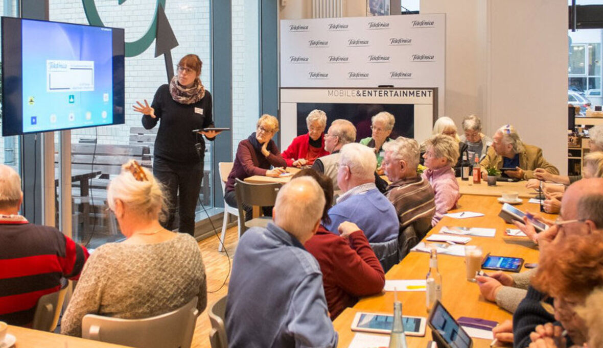 Senioren testen nützliche Apps im Telefónica Basecamp