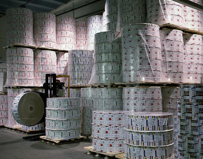 Papierrollen stehen für den Transport bereit.