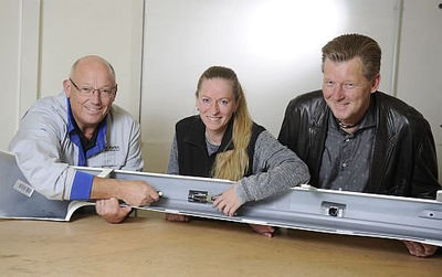 Das Mitarbeiter-Team um Garnet Karrasch hat ein neuartiges Werkzeug entwickelt, mit dem kleine Fahrzeugteile ganz einfach und ohne Kraftaufwand ein- oder ausgebaut werden können.