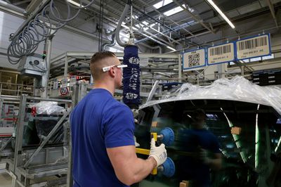 Ein Mitarbeiter von Volkswagen mit 3D-Datenbrille.