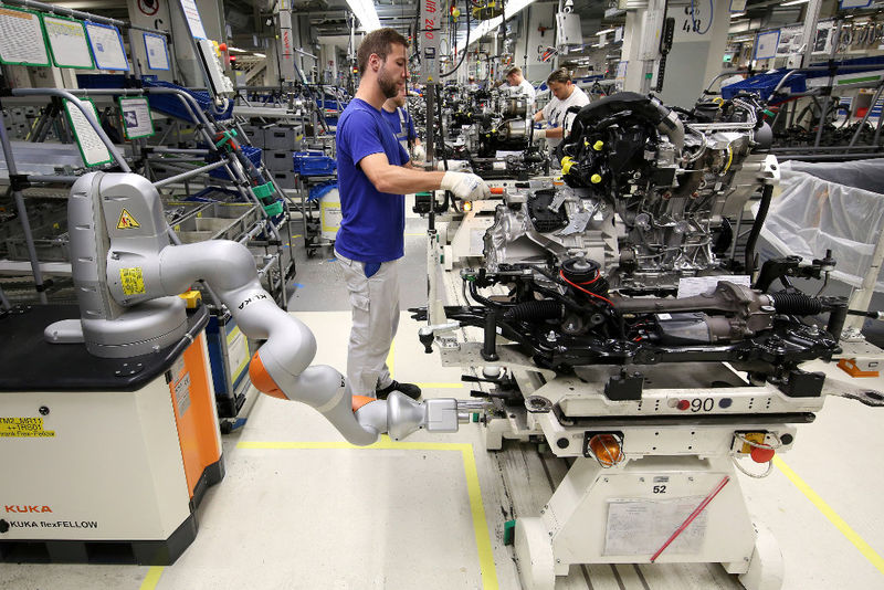 Intelligente Roboter, die durch Gesten gesteuert werden, unterstützen die Autobauer bei Volkswagen.