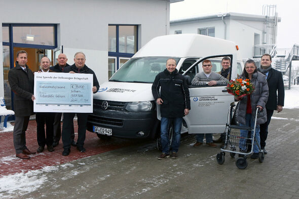 Januar 2016: Volkswagen Mitarbeiter spendeten 35.000 Euro an die Lebenshilfe in Gifhorn und finanzierten damit die Anschaffung eines zweiten Volkswagen Kleinbusses für die neue Lebenshilfe-Wohnanlage in Sassenburg-Westerbeck.