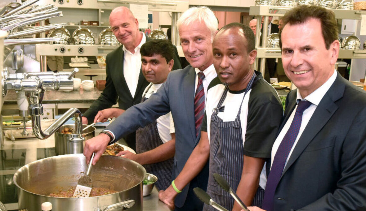 Ein Jahr Flüchtlingshilfe im Volkswagen Konzern