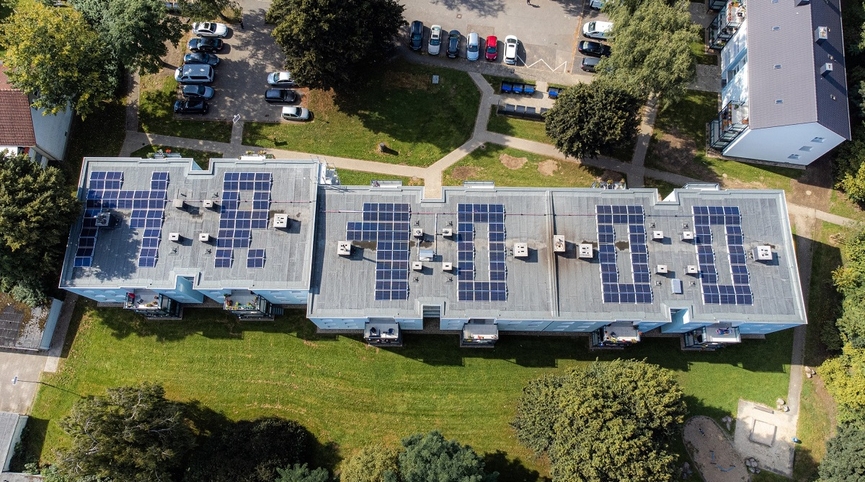 Nach dem 1.000-Dächer-Programm setzt Vonovia in Zukunft noch stärker als bisher auf erneuerbare Energie. Bis 2050 sollen 30.000 Dächer mit Photovoltaik-Anlagen bestückt sein.