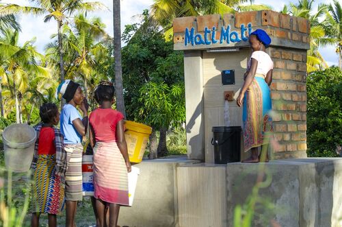 Über acht Wasserspender wird in Pembane der Zugang zu sauberem Trinkwasser ermöglicht.