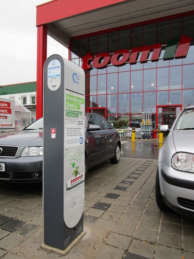 Die Elektro-Ladetankstellen an einer toom-Filiale