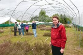 Prof. Dr. Anke Jentsch, Professorin für Störungsökologie an der Universität Bayreuth und Koordinatorin des neuen EU-Projekts „SIGNAL“, im Ökologisch-Botanischen Garten (ÖBG) auf dem Bayreuther Universitätsgelände. Foto: Christian Wißler