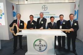 Eröffnung des Innovationszentrums in Shanghai: Patrick Thomas, Vorstandsvorsitzender von Bayer MaterialScience (links), mit Vertretern der örtlichen Verwaltung und anderer Institutionen sowie Repräsentanten des Bayer-Konzerns. Bild: Bayer