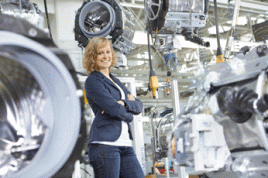 Die Miele-Endmontage ist ein Einsatzgebiet für Ingenieure. Annika Schneider ist Maschinenbauingenieurin mit dem Schwerpunkt Fertigungstechnik. Foto: Miele