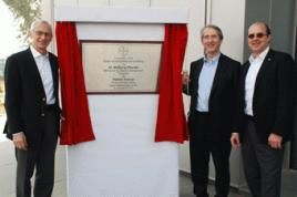 Bei der Einweihung: Bayer-Forschungsvorstand Dr. Wolfgang Plischke (l.), Patrick Thomas, Vorstandsvorsitzender von Bayer MaterialScience (m.) und Stephan Gerlich, Bayer-Landessprecher Indien. Foto: Bayer AG