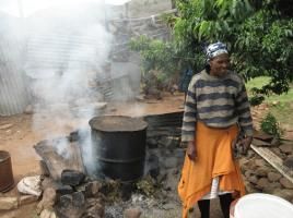 Die herkömmliche Zubereitung von Speisen auf offenen Feuerstellen in Lesotho ist im Vergleich zum Save80 äußerst ineffizient, verschmutzt die Luft durch starke Rauchentwicklung und verursacht übermäßig hohe CO2-Emissionen.