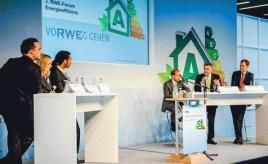 Lebhafte Runde: Robert Busch, Michaela Schmidt-Schlaeger, Patrick Mijnals, Sebastian Matthes, Mike Schuler und Prof. Dr. Jens Strüker (v. l.) diskutierten die Frage „Energiewende - Sind wir Deutschen eigentlich verrückt geworden?“ Bild: RWE