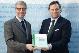 Der Vorsitzende des Sachverständigenrates für Umweltfragen (SRU), Prof. Dr. Faulstich, und Bundesumweltminister Dr. Norbert Röttgen bei der Überreichung des Sondergutachtens. Foto: SRU