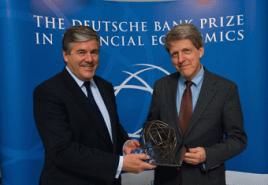 Josef Ackermann überreicht den Preis an Robert J. Shiller, Foto: Martin Joppen, Deutsche Bank
