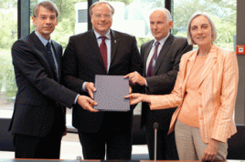 Dr. Norbert Kloppenburg, Vorstandsmitglied der KfW, Bundesentwicklungsminister Dirk Niebel, Dr. Marcus Cornaro, Europäische Kommission und Doris Köhn, KfW-Direktorin Afrika und Nahost. Foto: KfW / photothek.net