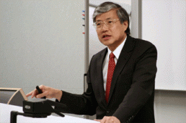 Ökonom und Konjunkturforscher Richard Koo bei einem Vortrag in der HWR Berlin. Foto: Christian Kretke/HWR Berlin