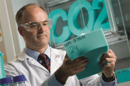 Dr. Christoph Gürtler, Projektleiter von „Dream-Production" hält CO2-basiertem Schaumstoff in den Händen. Foto: Bayer