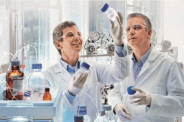 Prof. Dr. Walter Leitner, Professor für Technische Chemie und Mitglied des Strategierats der RWTH Aachen, mit Dr. Thomas Ernst Müller, Leiter des CAT Catalytic Center Aachen. Foto: Bayer