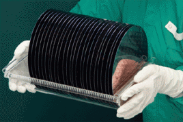 Eine Mitarbeiterin im MST Lab &amp; Fab, in dem das Post Processing von Chips stattfindet. Foto: Fraunhofer IMS