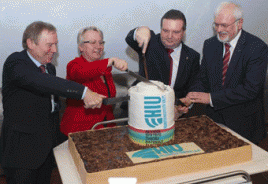 Feierlicher Auftakt für das Helmholtzinstitut. Von links: Karl Joachim Ebeling, Annette Schavan, Stefan Mappus und Eberhard Umbach. Foto: Uni Ulm