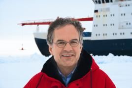 Professor Lemke in der Antarktis im Oktober 2006 auf einer seiner bisher sieben Polarexpeditionen. Bild: Bayer