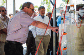 Bill Gates präsentiert die Gewinner des Wettbewerbs „Reinvent the Toilet“. Foto: Bill &amp; Melinda Gates Foundation