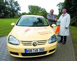 Oktober 2008: Günter Damme, Leiter Umwelt bei Volkswagen, übergibt Golf BlueMotion an Hans-Jörg Helm, Landesvorsitzender Niedersachsen des NABU