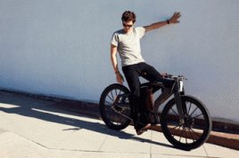 Elektromobilität soll modern werden. Hier der Schauspieler Orlando Bloom auf einem E-Bike. Foto: Stadtmarketing Regensburg GmbH