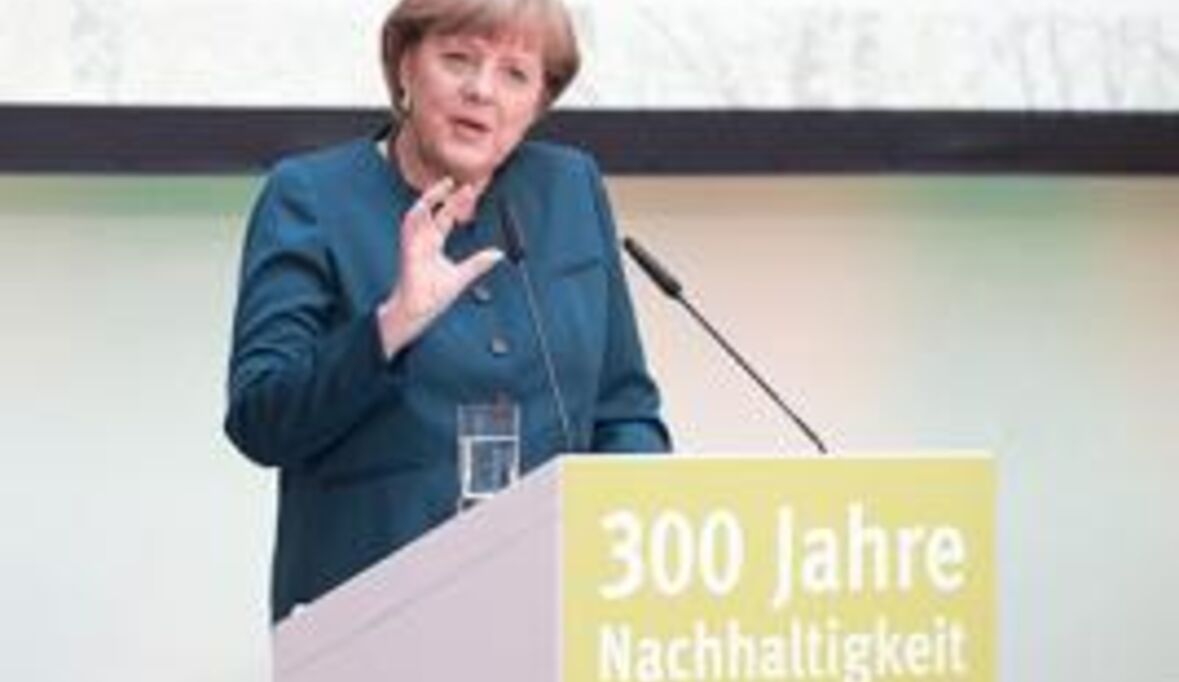 Bundeskanzlerin Angela Merkel gratuliert Forstwirtschaft bei Festakt