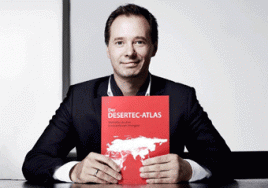 Fabian Brandt, Präsidiumsmitglied der Deutschen Gesellschaft Club of Rome mit dem Desertec-Atlas. Foto: Desertec Foundation