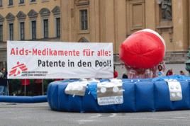 Aktion der Mitarbeiter von Ärzte ohne Grenzen auf dem Münchner Odeonsplatz, Foto: Florian Sokoll, Ärzte ohne Grenzen