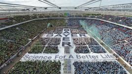 Mehr als 30.000 Mitarbeiter/innen feierten im Sommer 2013 das 150-jährige Jubiläum der Bayer AG. Foto: Bayer