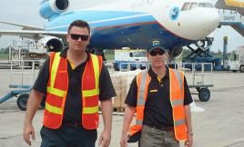 Mitglieder des Disaster Response Teams (DRT) am Flughafen von Islamabad, Pakistan. Foto: DHL