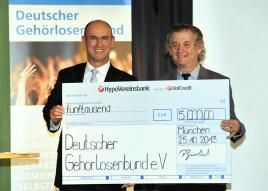 Zum Auftakt der Kooperation übergab Peter Buschbeck, Vorstand Privatkunden Bank bei der HypoVereinsbank, eine Spende von 5.000 Euro an den Deutschen Gehörlosen-Bund. Foto: Marcus Schlaf/HVB