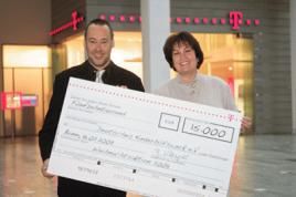 Scheckübergabe an das Deutsche Kinderhilfswerk, Foto: Deutsche Telekom