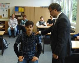 Manager helfen Schülern, sich auf das Bewerbungsgespräch richtig vorzubereiten, Bild: Deutsche Telekom