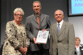 Die Stadt Esslingen wurde für ihr Projekt "Bürger gehen online“ mit dem Sonderpreis der Jury für ehrenamtliches Engagement geehrt. Foto: Telekom