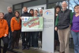 MitarbeiterInnen des Deutschen Instituts für Ärztliche Mission (Difäm) in Tübingen. Bild der Foto-Aktion zum Global Fund Jubiläum im Rahmen der Kampagne "Versprechen halten". Foto: Marco Alves